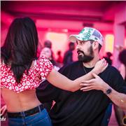 Professeur de Salsa cubaine, Bachata 
Possibilité de cours avec 2 professeurs (homme et femme)
Cours tous niveaux, pour danser en soirée, entre amis, pour une chorée de mariage.